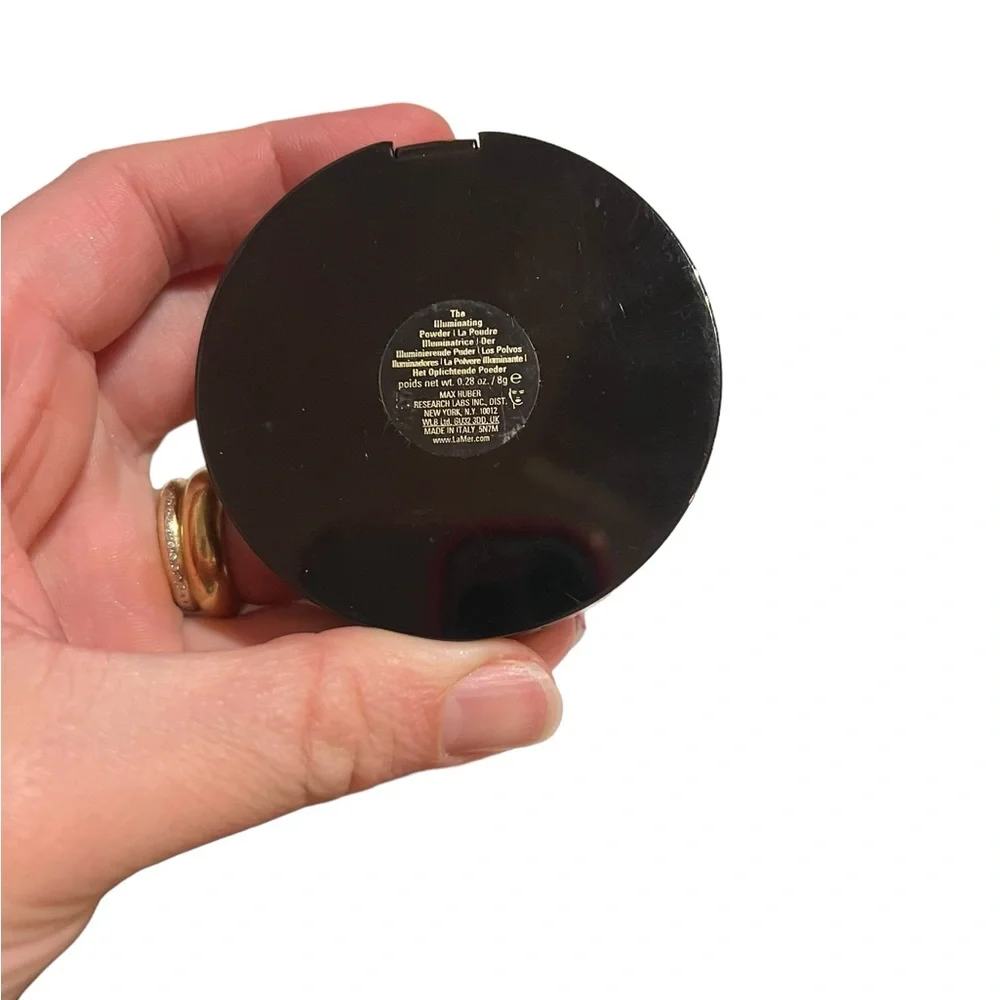 The illuminating powder the la mer